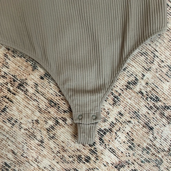 Aritzia Babaton Ribbed Shortsleeve Bodysuit - Picture 11 of 12